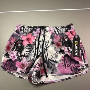 Velocity Womenโs Flower Workout Shorts Size Large NWT Pink